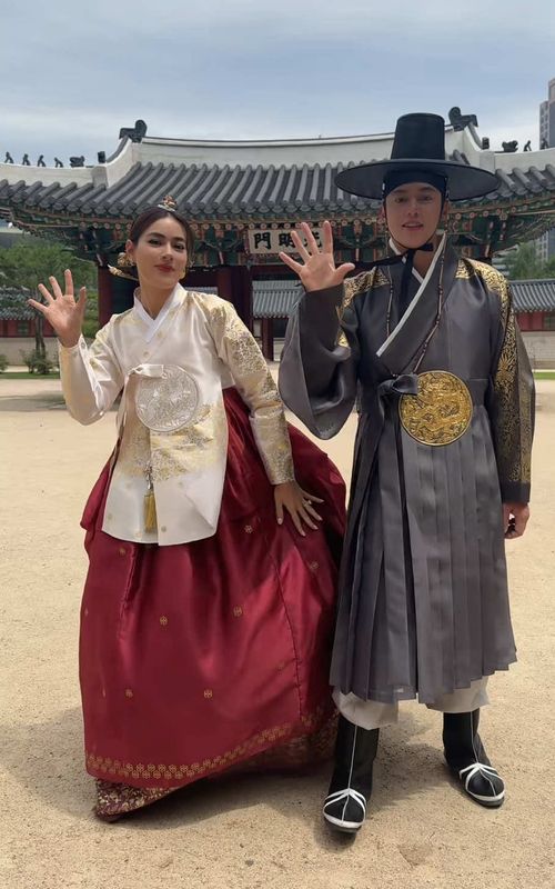 Grrrrr to our First time ever wearing Korean’s traditional hanbok outfit 🥰 