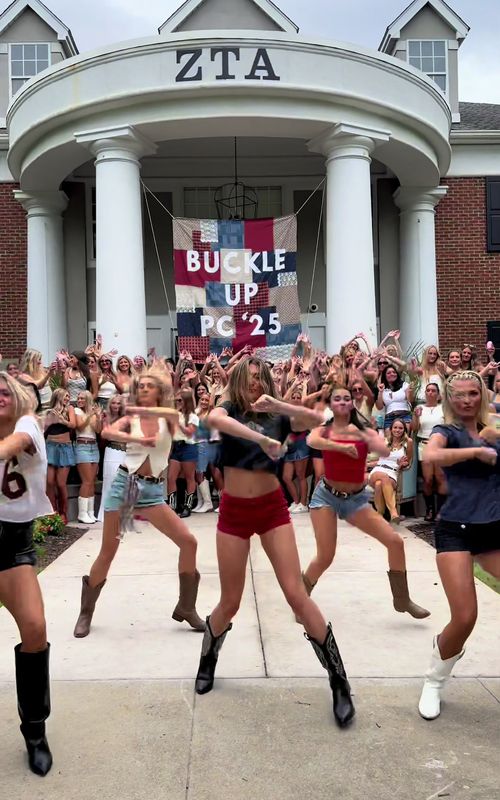 We can’t wait to welcome you all to 814 Mark Buyck💋👠  #uofsc #zetataualpha #zta #rushtok #fyp #sorority #southcarolina #recuitment #sec 