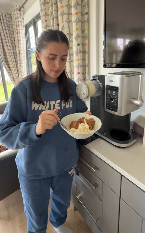 There’s nothing more cosy than apple crumble (or crisps who knows xoxo) in the autumn + homemade vanilla ice cream?! Yes PLEASE 🍏🥧