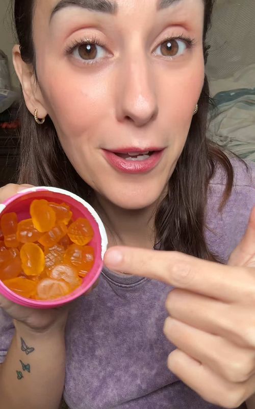 These pineapple Gummies from LEEFAR are super tasty probiotics that help balance out my ph ##tiktokshopcreatorpicks##leefar##leefarwomensprobiotic##pineapplegummies##womensprobiotic
