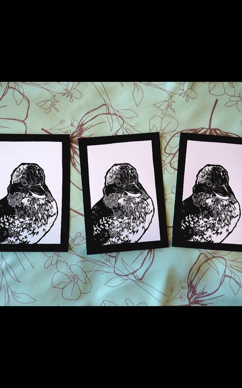 Available on my etsy shop!! Finally my little Kookaburra friend is done!!  A quirky print of a happy little kookaburra that I photographed. Each print is hand-printed and therefore slightly varied in appearance and texture.  Size: 14 × 18.5 cm (border size may vary slightly due to hand printing) Open edition – each print is unique with slight variations Hand carved and printed on quality printmaking paper Sold unframed so you can choose your own display style #australianwildlife #linocutprint #kookaburra #birdart #arttok 