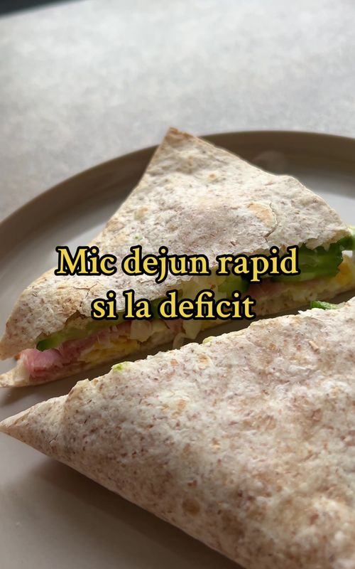 🍳 Mic dejun rapid la deficit – ½ lipie integrală (30 g) – 1 ou M (scramble cu max. 2 ml ulei) – 25 g prosciutto cotto – 15 g Philadelphia balance – 20 g avocado – 30 g castraveți – 20 g mozzarella (45% grăsime) – 2 ml ulei După asamblare eu l-am pus 2 minute la airfryer (180 grade), dar poate fi pus și în tigaie 2-3 minute până se topește mozzarella.  👉 Total: 340 kcal  ✨ Salvează ca să revii la rețetă #micdejun #deficit #deficitcaloric #retetesimple #reteterapide 