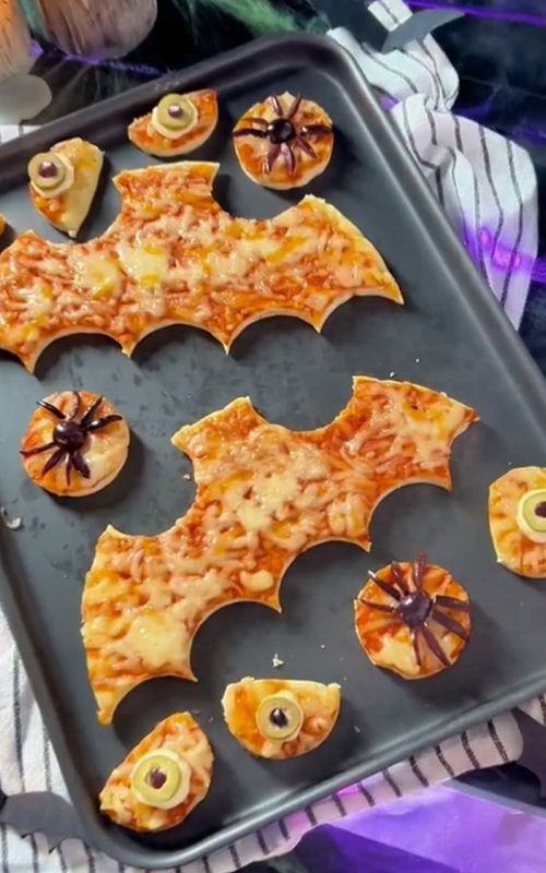 Make your own Bat Pizza for just £1 this spooky season!🦇 A ghoulish treat the kids love🍕 #IcelandFoods #Halloween #Pound #Moneysaving #BatPizza