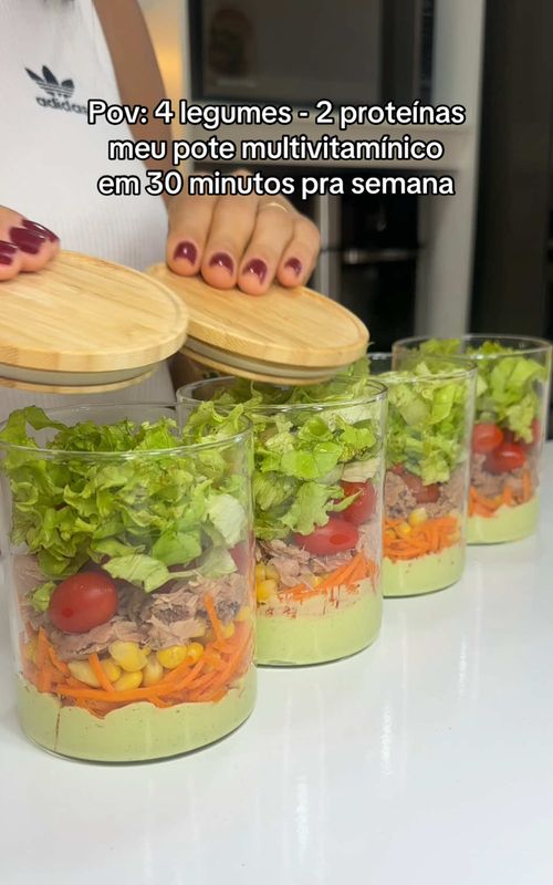 Pra secar e definir pra ontem - sirva junto do jantar ou almoço #saladanopote #saladaproteica Usei: 3 ovos cozidos  3 cl de vinagre  1 cl de azeite  Sal e salsa  - adicione mais vinagre ao bater se precisar  Salada:  Cenoura ralada  30 g de milho verde  1/2 lata de atum  Tomate cereja  Alface  Monte nessa ordem pra conservar melhor o sabor e textura.  Dura até 4 dias na geladeira.  Já compartilha com quem ama uma maionese verde. Siga @aurilene.fit pra mais ❤️‍🩹