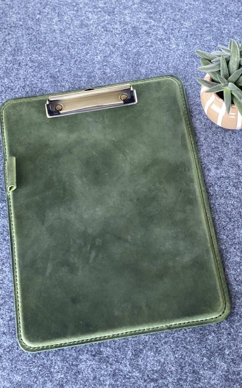 From raw leather to a beautiful olive clipboard — all handmade, all heart 💚✨ #handmade #leathercraft #sunbrilo #clipboard #slowmade