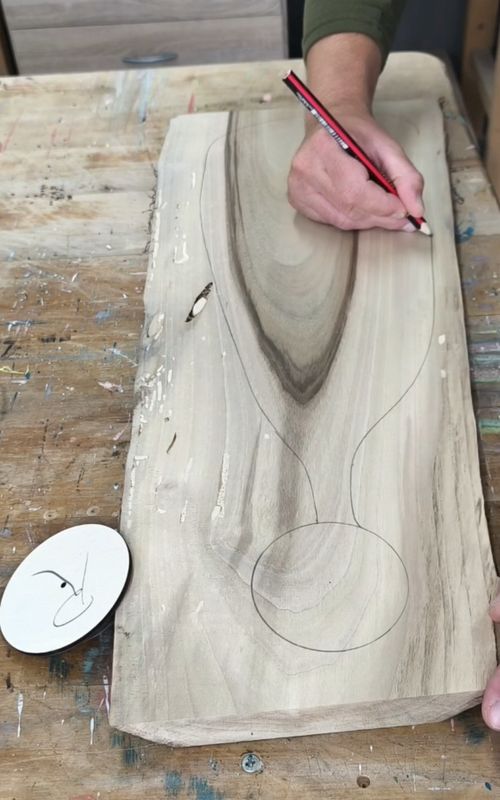 First steps of something special 🪵✨ Sketching and cutting the first lines, just the beginning of a personalized wooden cutting board. Can’t wait to show the final look 👀 #woodworking #cuttingboard #handmade #custommade #woodart