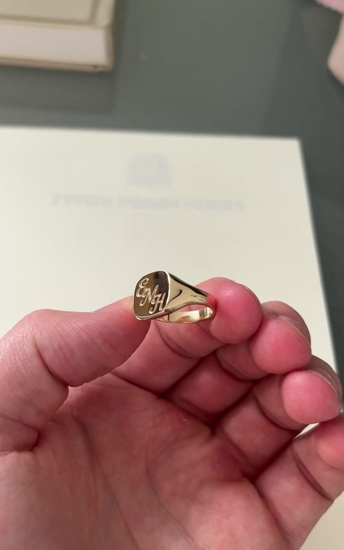 Ellie asked us to make her boyfriend a custom signet ring with her initials in solid gold #jewellerydesigner #signetring #gold