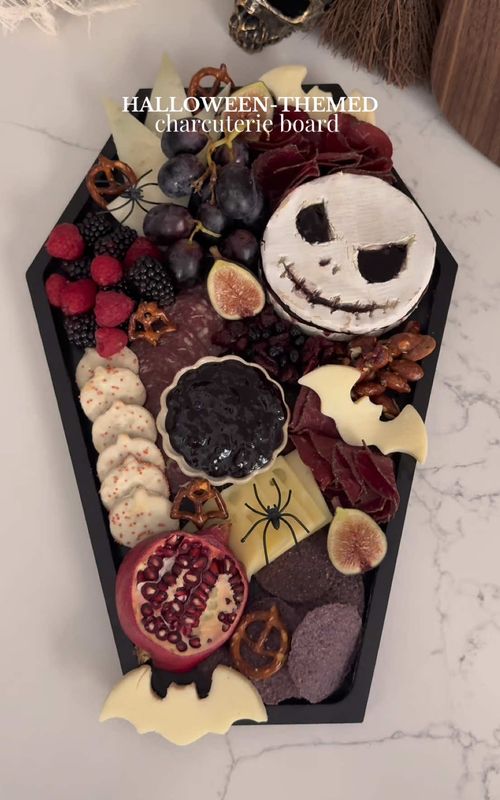 halloween-themed charcuterie board 🕷️🧀🍇 #halloweenrecipes #spookyseason #lifestyleblogger #jackskellington #charcuterie