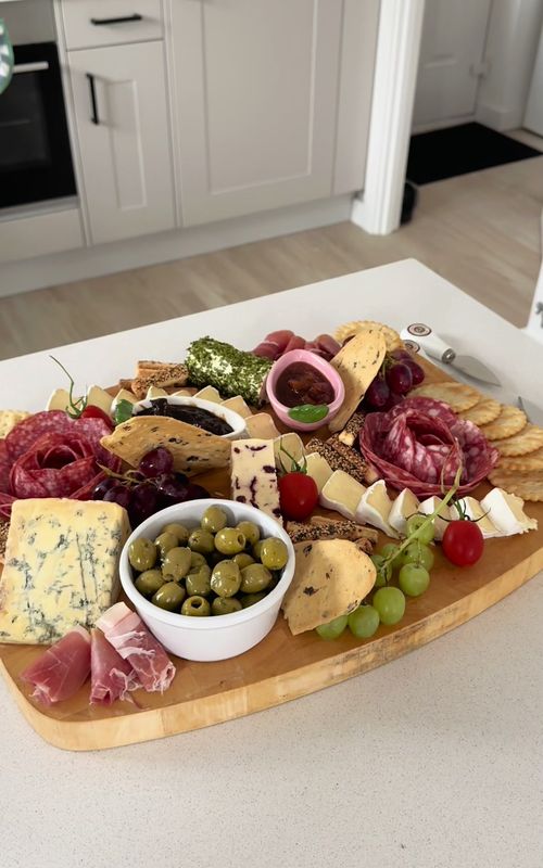 Make a cheese board with me!🍷🧀 #cheeseboard #homelife #dinnerideas #hostingideas #foodtok