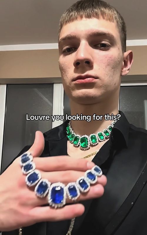 Guess what? I’m melting it. #louvre #louvremuseum #jewlery #paris