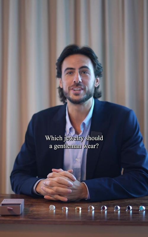 What jewelry should a gentleman wear? Pieces that speak quietly, yet say everything. ✨ #heritagering #signetring #oldmoneystyle #familycrest #oldmoney